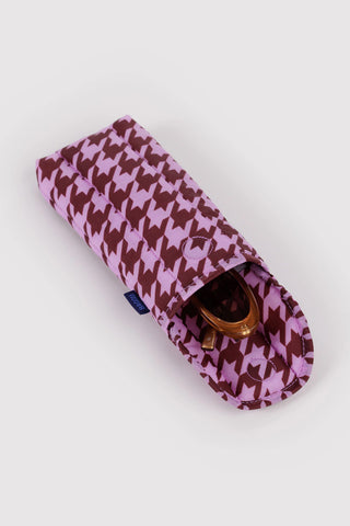 BAGGU pink houndstooth glasses sleeve with flap, holding sunglasses inside