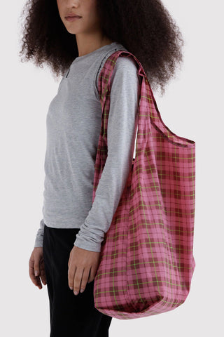 Azalea pink tartan plaid BAGGU tote carried by model