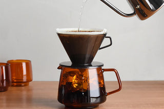 600 ml dark glass coffee jug with amber side handle, coffee pouring