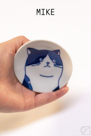 Ceramic cat face dish featuring a dark blue cat face with white accents
