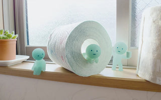 SMISKI mini toilet figurines with toilet paper roll and four small blue characters