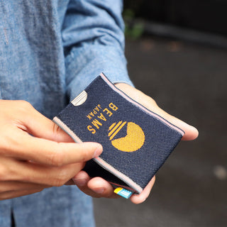 Person holding beams coin purse