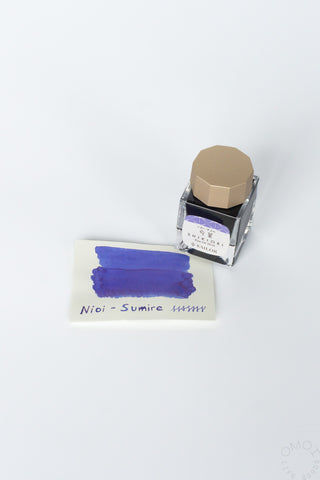 Sailor ink bottle with purple-blue swatch on a white background