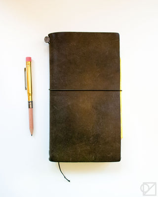 TRAVELER'S Company Brass Pencil with Olive TRAVELER'S Note